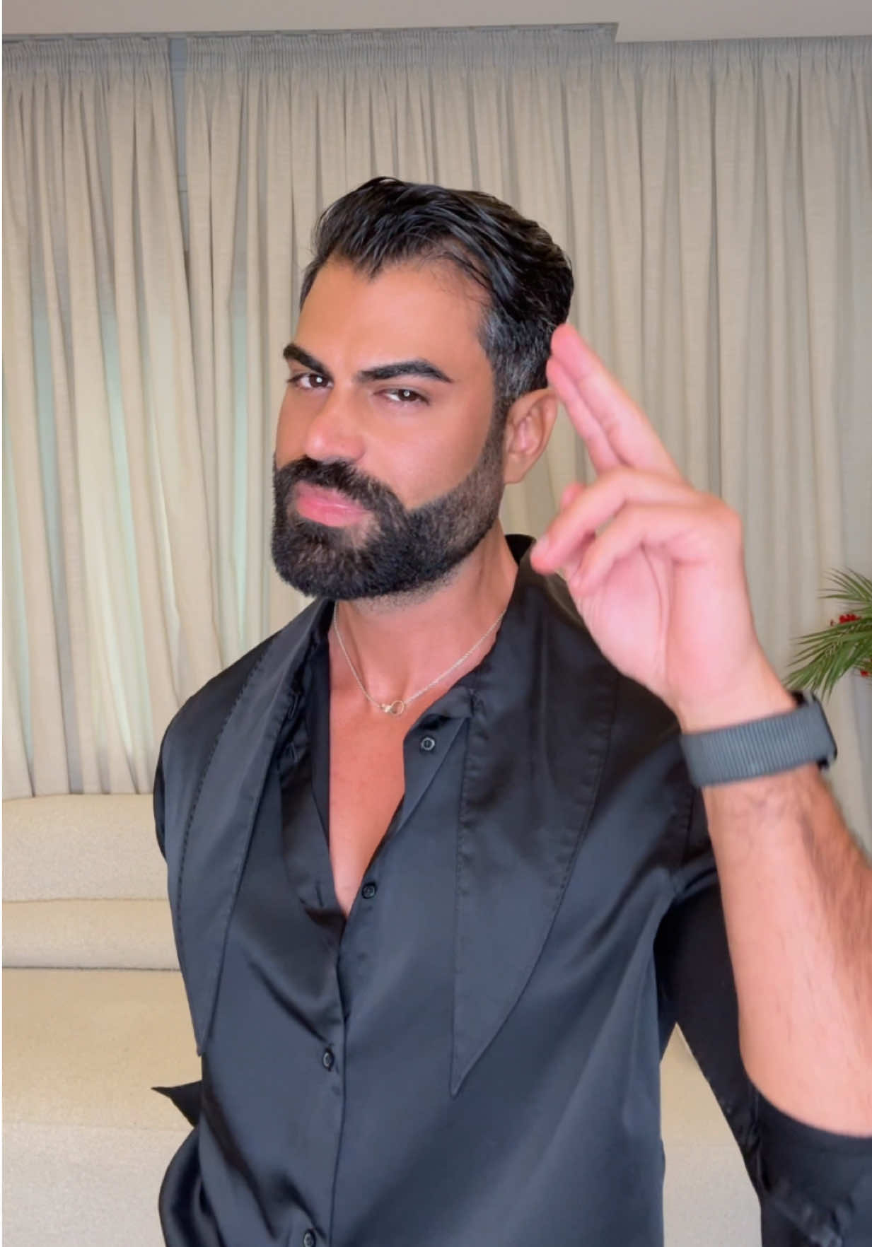 العطر يحلى مع كل رشة🖤🦉 @YSL Beauty MYSLFLe Parfum #fragrance #myslf #partneredwithyslb 