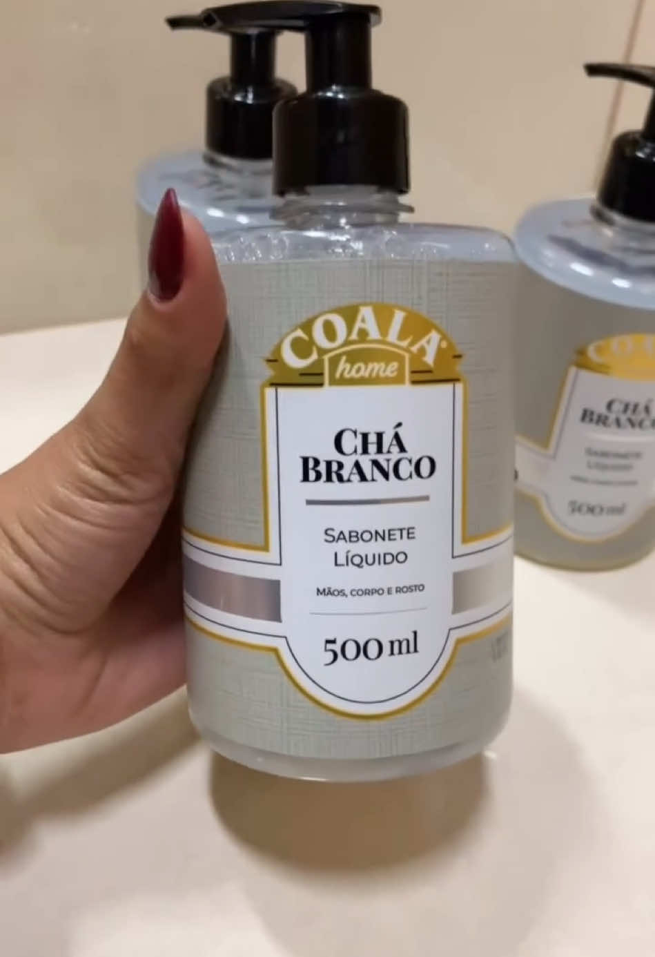 Delicadeza em cada detalhe! Nosso Kit Coala Chá Branco traz o frescor suave do chá branco para perfumar e cuidar do seu dia: sabonete líquido, odorizante e essência em uma combinação perfeita. Ideal para presentear ou se mimar com um toque de aconchego. 🌿✨