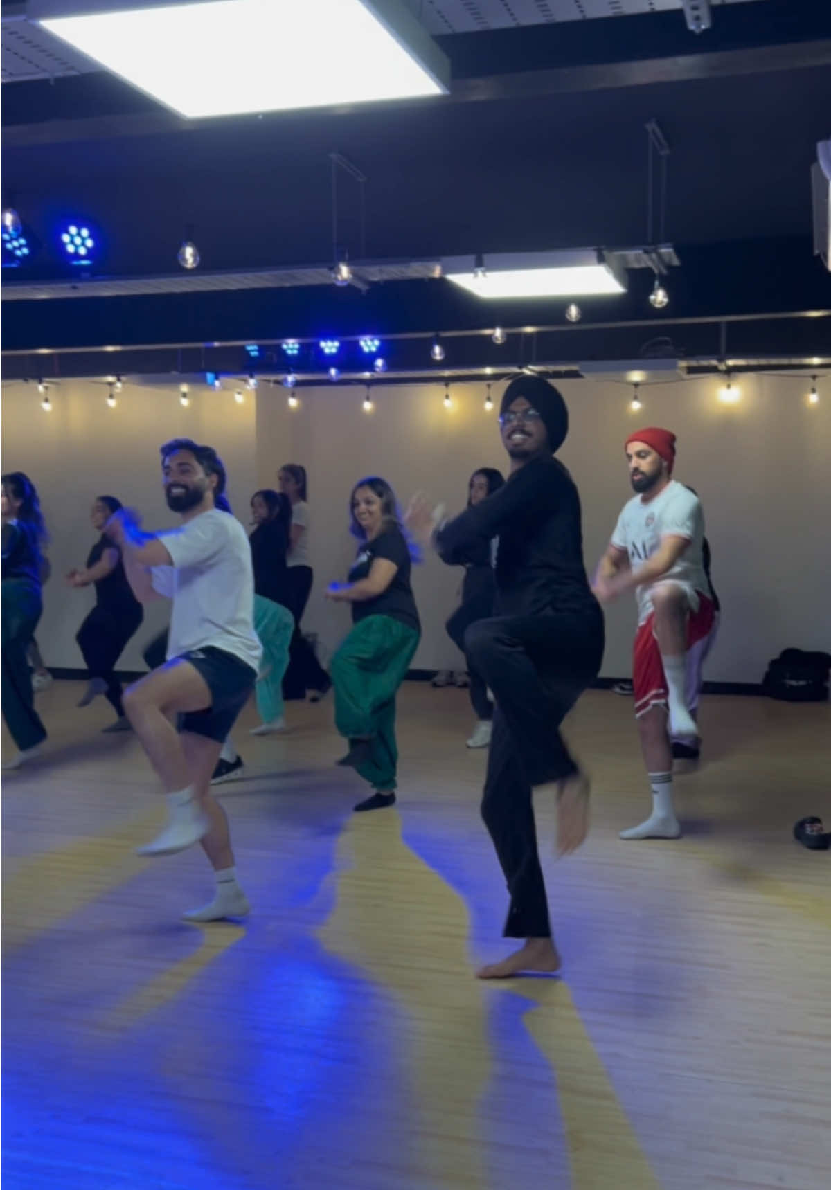 Old isssss gold 😍 #thartihilde #bhangra #northsidebhangra #bhangraroutine #punjabi #class #fyp #leeds #dancer #punjabisong 