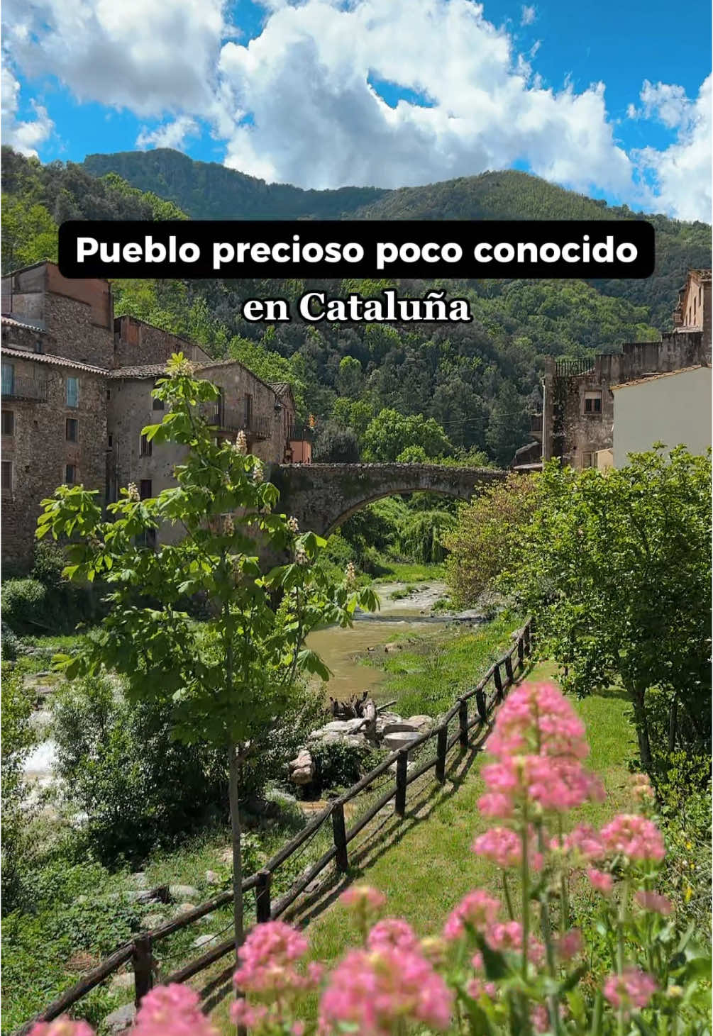 Pueblo precioso poco conocido en Catalunya: es 📍Osor ⛰ Se trata de un pueblo pequeño, rodedao de montañas, con calles empredadas y muy pintorescas 💕 🗺 Rincones que no te puedes perder: • Nínxols d’Osor • Puente viejo ¿Lo conocíais? #pueblosbonitos #pueblosconencanto #llocsambencant #catalunya #descobreixcatalunya #catalunyaexperience #raconsde_catalunya #visitspain 
