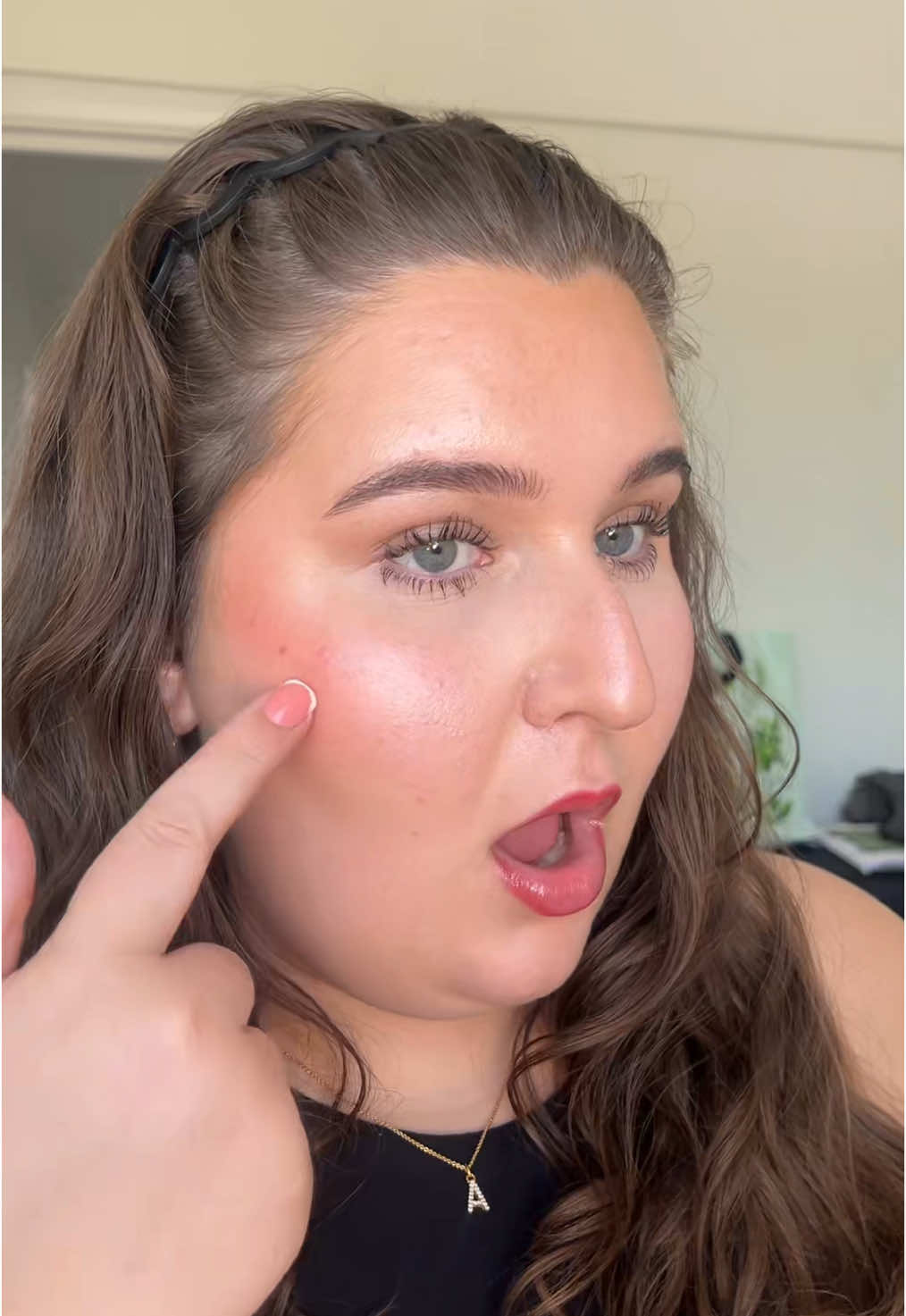 10/10 would recommend @Jecca Blac #jeccablac #makeuptutorial #makeupartist #newmakeup #tiktokshop #glowyskin #glow #glowdrops #glowskinprep #skinprep #tryanewproduct #hairtok #bouncyblowdry 