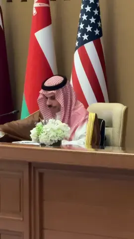 وزير خارجية #السعودية الأمير #فيصل_بن_فرحان ، بعد انتهاء المؤتمر الصحفي للقمة الخليجية الأميركية . حيث أكد : - لن ندع #سوريا لوحدها وسنكون في مقدمة داعميها ⁧. -اتفقنا مع أميركا على ضرورة وقف الحرب في #غرة . -الاستثمارات #السعودية في أميركا ترتكز على مبدأ مصالح المملكة أولا 