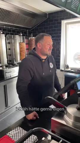 „Ein Döner mit allem – außer Gluten, bitte!“ 🥹 Ja, das gibt’s – und wir könnten nicht stolzer sein! Gemeinsam mit @doenerbar_waldbrondürfen wir etwas umsetzen, das uns wirklich am Herzen liegt: einen glutenfreien Döner, der nicht nur sicher ist, sondern auch geschmacklich absolut überzeugt. 😍🤗 Unser Partner Mesut hat in seiner Dönerbar eine eigene, separate Theke geschaffen – ausschließlich für den glutenfreien Döner. 🥙💪🏻 Für alle mit Zöliakie, einer Glutenunverträglichkeit oder einfach für alle, die sich glutenfrei ernähren möchten: Ihr könnt hier ganz unbesorgt genießen. ✅ Unsere glutenfreien Fladenbrote werden von uns frisch geliefert und in der Dönerbar getrennt zubereitet. Der glutenfreie Döner hat seinen eigenen Kontaktgrill – in einer separaten Theke, ausschließlich für die glutenfreie Zubereitung. 🍽️ Auch beim Belag wird 100 % auf Kontaminationsfreiheit geachtet – mit großer Achtsamkeit und Verantwortung. 💯 Das Dönerfleisch besteht zu 100 % aus Steakfleisch vom Jungbullen – hochwertig, saftig und geschmacklich einfach auf einem ganz anderen Level. Das merkt man mit jedem Bissen! Selbst an der „normalen“ Theke spielt Weizenmehl keine Rolle mehr – stattdessen wird dort Reismehl verwendet, selbst für den glutenhaltigen Fladen. So wird sichergestellt, dass wirklich keinerlei Kontamination stattfindet. Alles mit größter Sorgfalt – und ganz viel Liebe zum Detail. ❤️ Wir sind zutiefst dankbar, dieses Projekt mit einem Partner wie Mesut umzusetzen, der unsere Werte teilt und Qualität genauso lebt wie wir. Habt ihr den glutenfreien Döner schon probiert? 😋 Erzählt uns gern in den Kommentaren, wie er euch geschmeckt hat – und ob ihr euch über dieses Angebot freut! #lillehuscafe #glutenfreierdöner #glutenfreiesbrot #glutenfreileben #glutenfreiebäckerei #glutenfreiescafe #glutenfrei #glutenfreiessen #dönerliebe #döner #lillehuscafeXdonerbar #fladenbrot #glutenfreigenießen