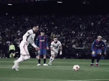 في 2022 ريال مدريد كان يعزف سيمفونية الرعب في أوروبا طيح باريس بكبرياء خنق تشيلسي مرمط السيتي في الإياب وختمها بإذلال ليفربول في النهائي أسياد الأبطال بكل معنى الكلمة أما برشلونة مسخرة القارة طار من دور المجموعات وراح يتوسل مجد ميت في الدوري الأوروبي وانجلد من فرانكفورت وسط جماهيره وطلع من الباب الصغير كعادته في السنوات الأخيرة هي إسبانيا إما كبير يرعب القارة وإما صغير ذليل يتسلى بالدوري الأوروبي #realmadrid #fyp 