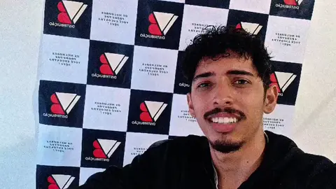 🔧💡 Você sabe para que servem os conectivos de vidro? Essas pequenas peças fazem uma grande diferença! Os conectivos para balcões de vidro modulado são responsáveis por unir os vidros com segurança, estabilidade e um acabamento impecável. Disponíveis em vários modelos (90°, 135°, T, X e mais), eles permitem montar vitrines, expositores e divisórias com praticidade e estilo. 👉 Ideais para projetos comerciais, montagem rápida e sem sujeira! #VidroModulado #ConectivosParaVidro #BalcãoDeVidro #Expositor #Vitrine #ArquiteturaComercial #DesignInteligente #MóveisPlanejados