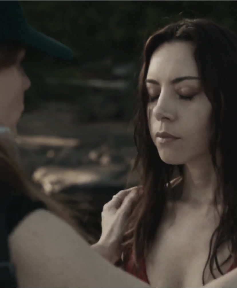 honestly i love how this green flash literally fitted in this moment cause its actually pretty cool. I do not really like the way it looks like BUT let me slowly come back 2u loves  scp: @Faith // #BLACKBEAR #aubreyplaza #aubreyplazaedit #fyp #foru #virale 