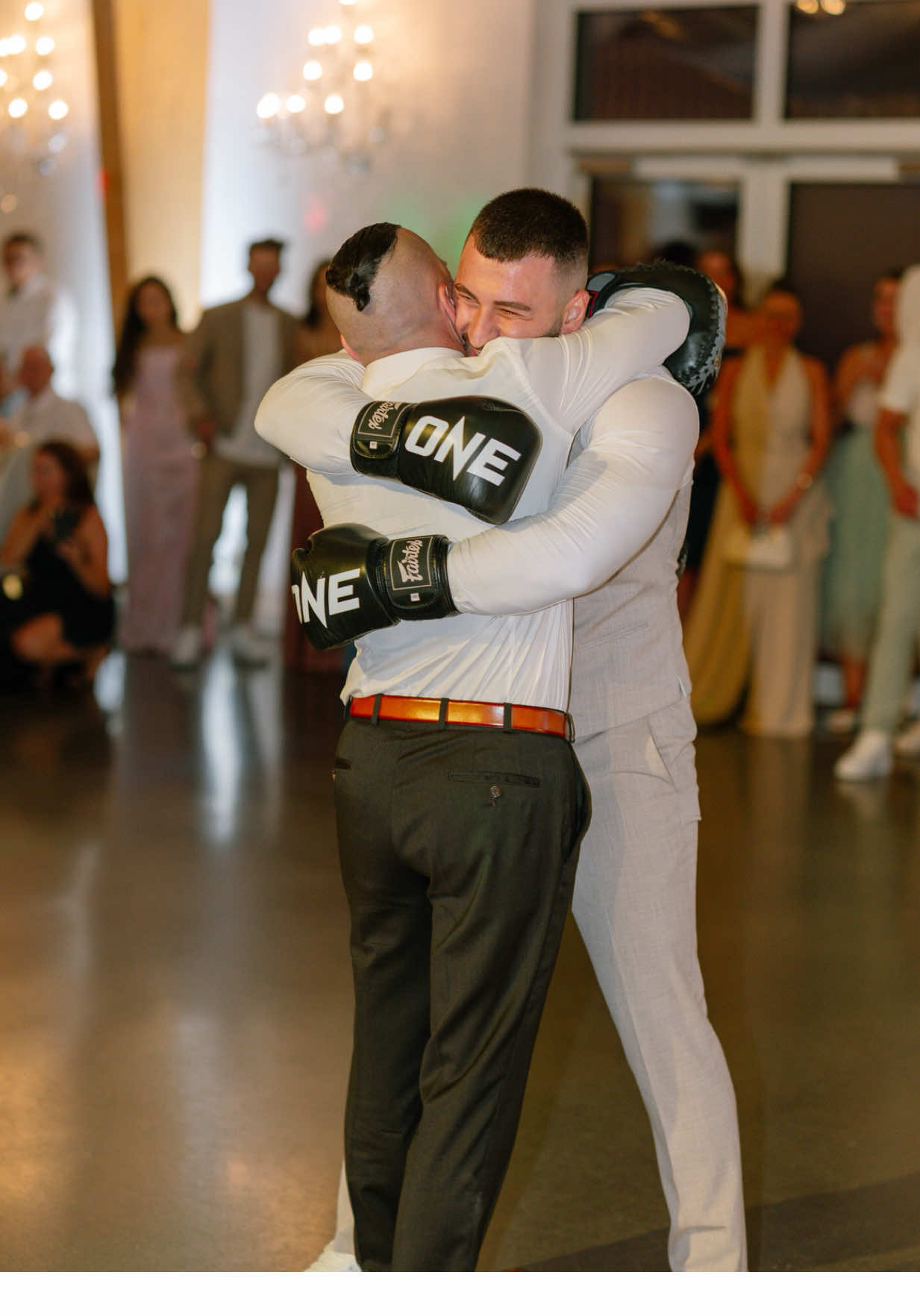 Einer meiner Hihlights auf meiner Hochzeit 🔥 Danke an meinen Coach für die Pratzen Einheit 💪🏼🥊 . . . #pratze #kickboxen #Fitness #coach #esn #smilodox #wedding #fighter #k1 #nohate #sportlich #bodylab 