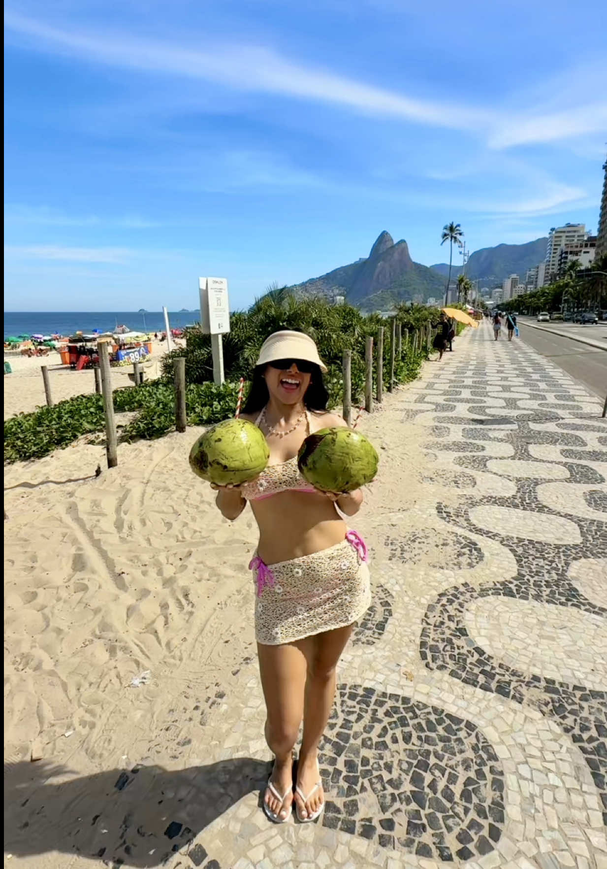 Why is it SO HEAVY!!? 10/10 tho 🥥🌴 #DIY #FoodTok #beach #cleaning #thatgirl #travel 