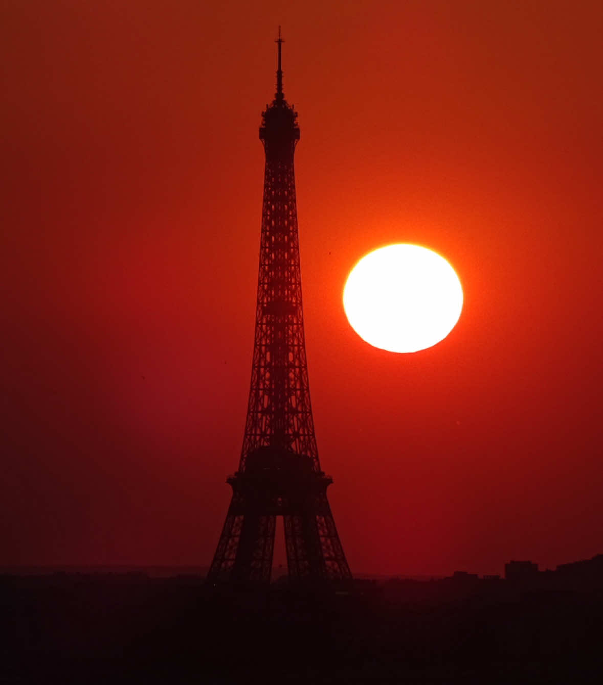 Le coucher de soleil de ce soir sur la Tour Eiffel #paris #sunset 