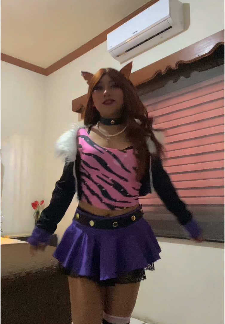 Último lo juroooo* jajaja Premio o premio 👀💜 Clawdeen Wolf Cosplay 🐺♥️ . . . . . . . . . . . . . . . #paratii #fypシ゚ #foryoupage #paraty #viralllllll #tiktokviral   #clawdeen #clawdeenwolf #clawdeenmonsterhigh #monsterhigh #monster #cartoons #girls #girlssupportgirls #diva #wolf #tempo #youngmiko #trends #baile #fyp #prettywoman #Aesthetic #outfit 