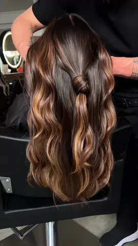 Tom de Mocha Mousse = luxo discreto! ✨ Perfeita pra quem quer mudar sem radicalizar! Mocha Mousse Tone = understated luxury! ✨ Just the right amount of light, warm at heart, and effortlessly chic. Perfect for those who want a change without going too bold! #hair #hairstyle #brunette #brunette #balayagehair #cabelo #hairgoals #mechas #morenailuminada 