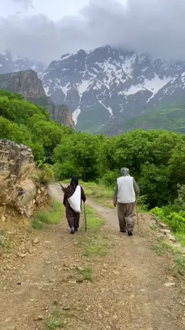 هیچ شتێك بۆ ھەمیشە نامێنێتەوە و تەنانەت خودی ژیانی ئینسانیش شتێكی كاتییە، دەمەوێت بگەیت بەو قۆناغەی كە ژیانت لە ھاتن و ڕۆشتن، لە ھەبوون و نەبوونی ھیچ شتێك و ھیچ كەسێكدا كورت نەكەیتەوە، فێرببیت كە بەبێ ھەندێك شت بژیت و ژیانت یەكسانی یەك لایەن نەكەیت و لەدڵتەنگیت بۆ لەدەستدانی شتەكان كاتت بەفیڕۆ نەدەیت، ژیان بكەن بەھەموو شتێكەوە، ھەموو قۆناغێك شتێكی نوێی پێیە بۆت، وە بیرتان نەچێت ھەمیشە بەو شێوەیە: «ئەوەی دێت، باشترە لەوەی كە ڕۆشتوە»