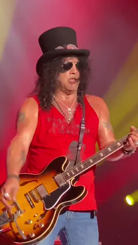 🤘the iconic ✨Slash🫵 @Slash #gunsnroses #gnr #slash #axlrose #concerts #songs #guitarists #guitartok #fyp #fy #80smusic @Guns N’ Roses 
