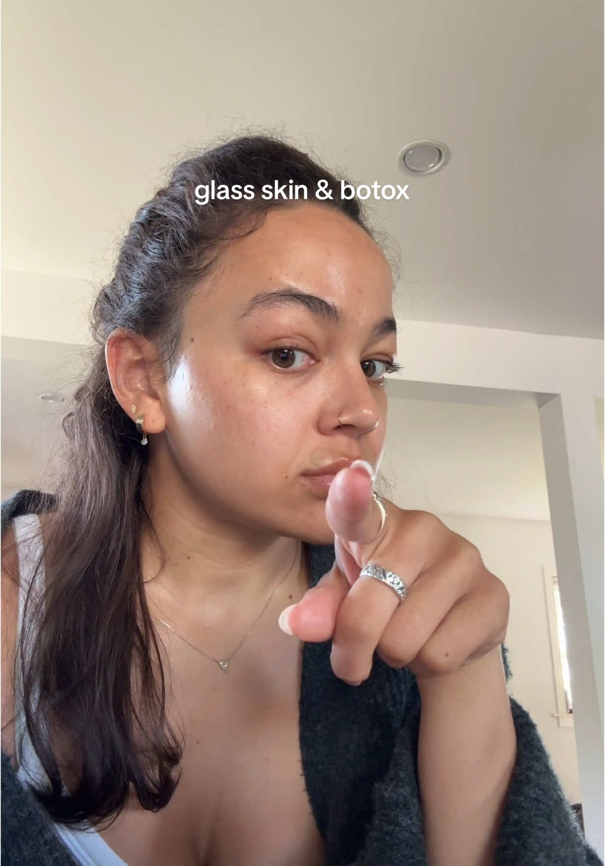 Botox gives you glass skin😝 & we can think critically because no not everyone has it that has gorgeous skin, but it is something to think about when people are sharing their tricks!! Maybe they have Botox & didn’t mention it and if they do I can guarantee it is contributing to their beautiful skin🩷🤌🏽 #glasskin #glowingskinroutine #glowingskincare #skincaretips 