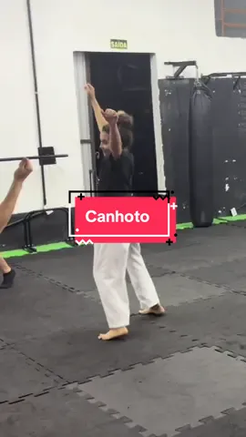 Você possui alguma restrição médica ?  Treinadora: @Laura Oliveira  #boxe  #upper  #jab  #southpaw  #boxing  #shadowboxing 
