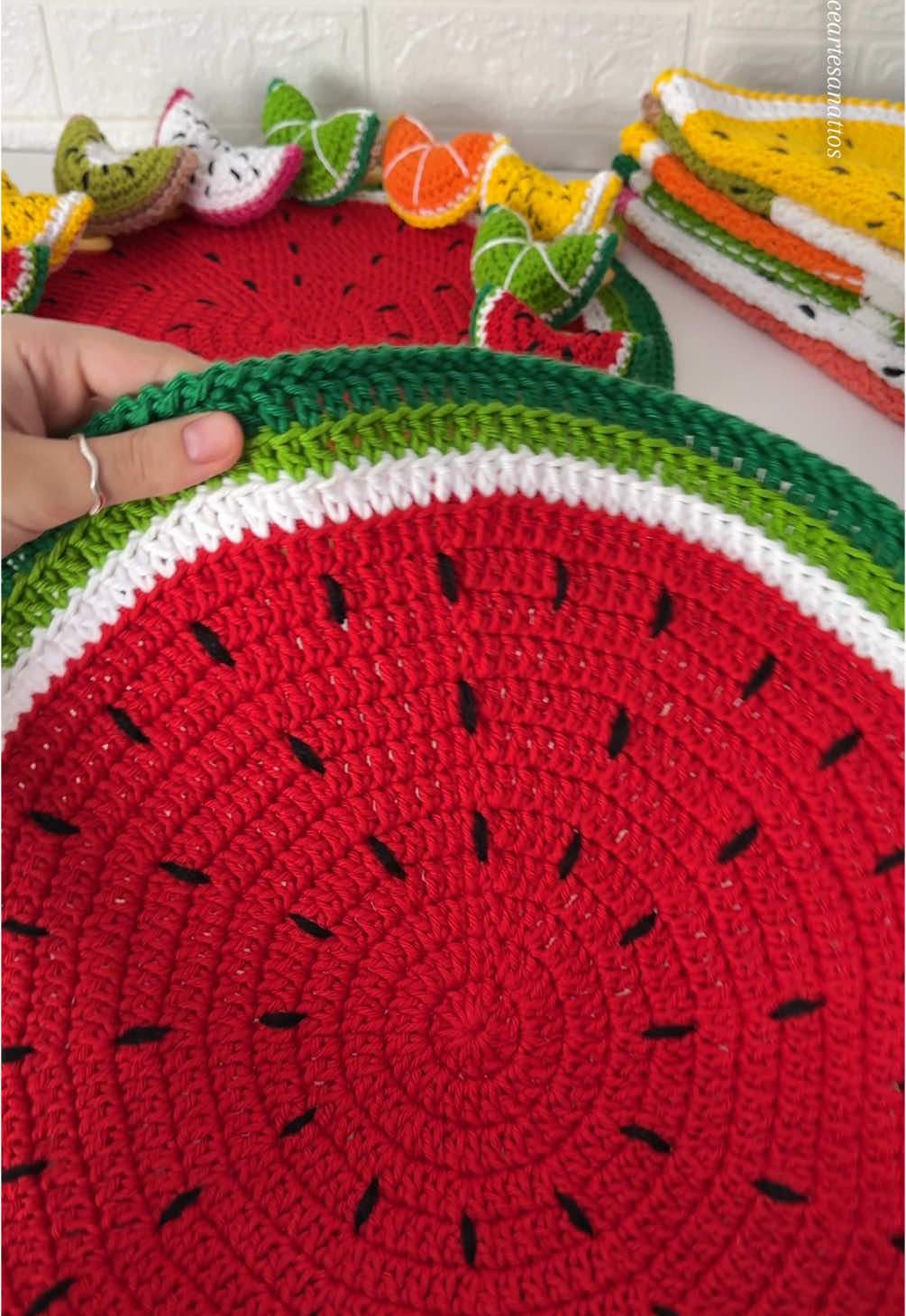 Bordando sementinhas 🍉 Ahh o processo artesanal…como é lindo e especial!  São horas de dedicação em cada peça, para transformar fios em arte. Essa técnica para bordar as sementinhas foi desenvolvida através de muitos testes, feedbacks e dedicação. Poder compartilhar esse conhecimento com vocês, é me imensa honra para mim ! 🥰 . 🍉 Conteúdo disponível no meu curso Frutinhas da Alice *Link na bio*.  Será um prazer te ter como aluna . 🧶Peças feitas em fio nobre, 100% algodão de altíssima qualidade.  . 📌Encomendas por WhatsApp (21) 99703-0113 (link na bio) ou por Direct @aliceartesanattos.  Me mande uma mensagem !  Será um prazer te atender 🥰 .  Envio para todo o Brasil e Exterior 📦 . #croche #crochet #sousplat #americanodecroche  #portaguardanapo #portacopos  #sousplatdecroche #jogoamericano #mesaposta #mesadechá #mesalinda #artesanato #meseirasdobrasil  #mesahits #anfitriã #frutas #frutasdecroche #melancia #foryoupage #fyp #viralvideos 