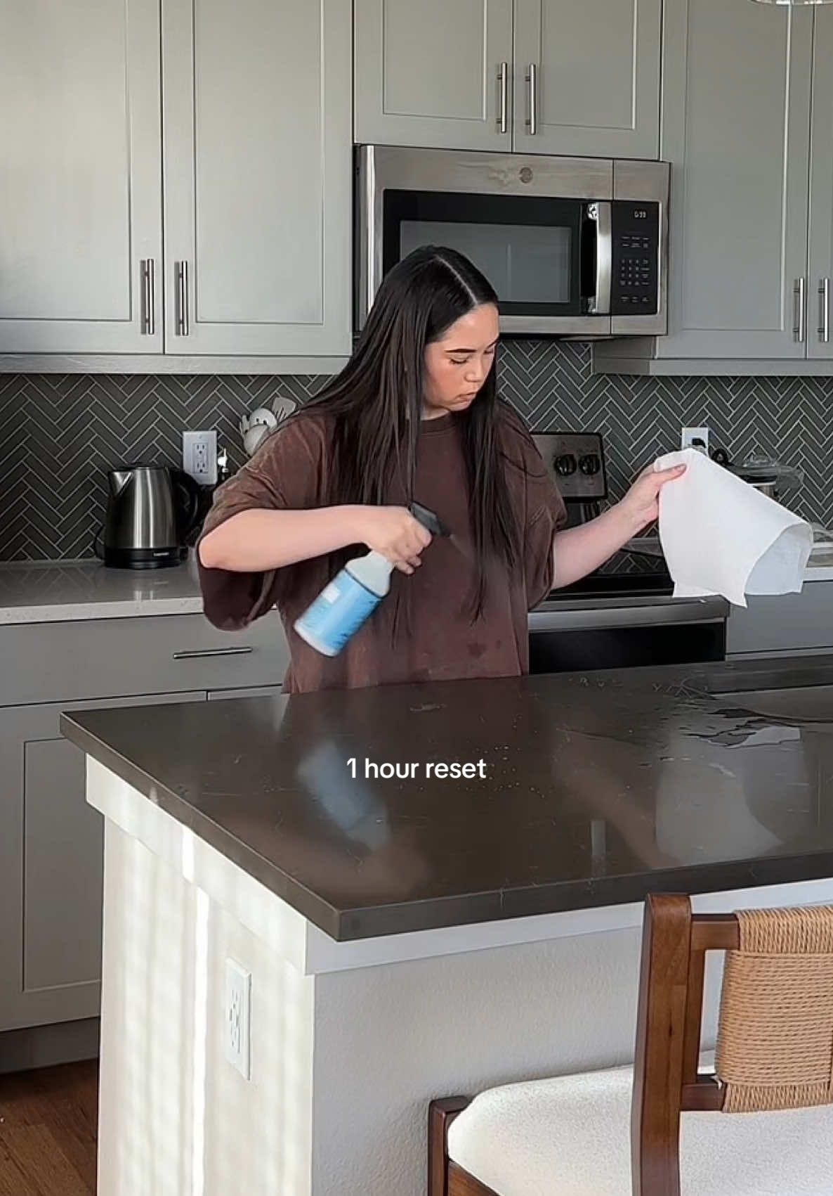 here’s your reminder to clean your space 🫧 #1hourreset #cleanwithme #CleanTok #kitchenreset #apartmentliving #resetroutine #cleaningmotivation #spedupsounds @Cleancult @amika @Mrs. Meyer’s Clean Day @Tide Laundry @Scrub Daddy 
