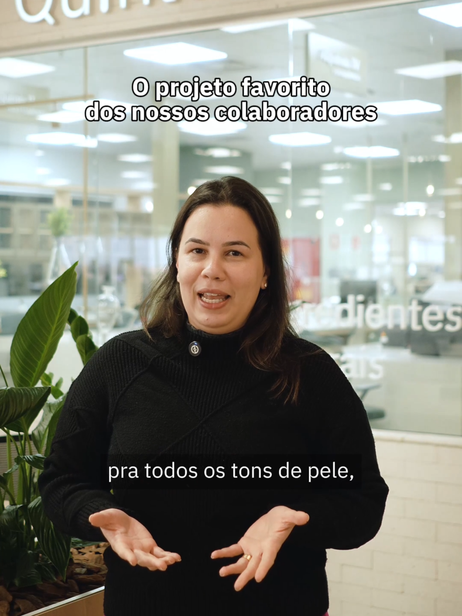 Por aqui, todo mundo tem um projeto do coração💙 E aí, qual deles você já conhecia? #PraGeralVer: No vídeo, ambientado nos escritórios do Grupo Boticário, temos o texto “O projeto favorito dos nossos colaboradores” centralizado em letras brancas. Ao longo do vídeo, três colaboradores participam da dinâmica. O primeiro, uma mulher branca, de olhos castanho-escuros e cabelos longos e pretos. Ela veste uma calça cor-de-rosa e um moletom preto e usa um microfone de lapela. A segunda colaboradora é uma mulher branca, de olhos catanho-escuros e cabelos longos, lisos e loiros. Ela veste um macacão azul-escuro sobreposto por uma jaqueta cor de laranja e usa brincos dourados e um microfone de lapela. Por fim, o último colaborador é um homem branco, de olhos castanho-escuros e cabelos pretos, curtos e cacheados e barba curta. Ele veste uma camiseta preta com estampa de desenho cor-de-rosa e uma calça de sarja bege.