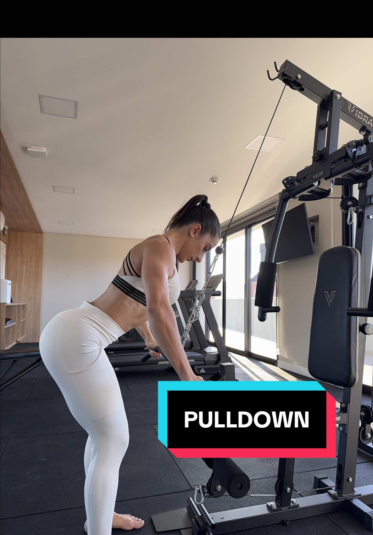 Como fazer o PULLDOWN corretamente✅ ❌Os maiores erros são: - Projetar o ombro pra frente. - Realizar o movimento com mais foco no peitoral. - Colocar mais força na mão e no braço. ✅Pra corrigir, faça isso: - Incline levemente o tronco à frente. - Mantenha a curvatura da lombar. - Concentre em levar o ombro pra trás e pra baixo. - Foque em 