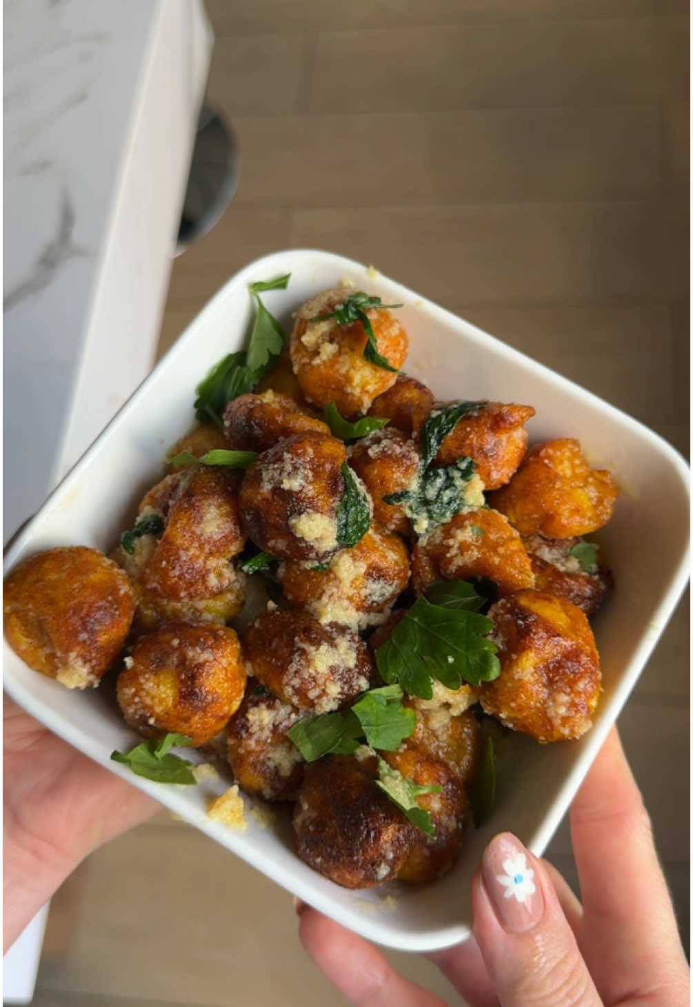 BOULES DE PATATES CROUSTILLANTES : 🥔  INGRÉDIENTS :  - une 15aine de petites patates ou 5 grosses  - 1 cuillère à soupe d’huile d’olive  - 3 cuillères à soupe de maïzena curcuma, paprika, ail semoule, poivre et sel  - 1 botte de persil  - 100g de beurre  - 1 cuillère à soupe d’ail semoule  - parmesan  • commence par faire cuire tes pomme de terre à l’eau  • lorsque tu peux planter un couteau dans une patate et qu’elle retombe dans l’eau, elles sont cuites  • met les alors dans un récipient et écrase les  • ajoute ensuite les épices, la maïzena et l’huile d’olive  • forme ensuite des boules de la taille d’une petite cuillère  • place les dans ton airfryer et cuit les 15/20 min à 200 degrés en remuant de temps en temps  • pendant ce temps, placé dans un bol le beurre avec le persil et l’ail semoule  • fais le chauffer 2 fois 30 secondes  • lorsque t’es boules sont cuites, ajoute le beurre persillé par dessus et le parmesan  #recettefacile #recettesimple #recetterapide #recette #recetteairfryer 