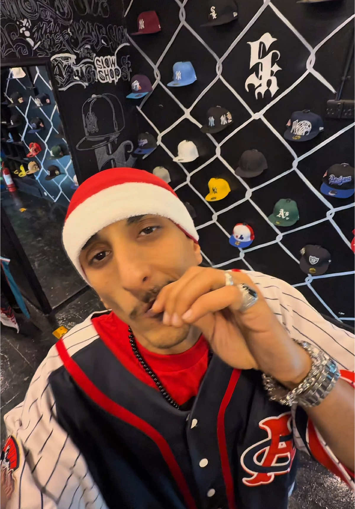 مين يلبس هاللبس؟ خلونا نشوف ذوقكم!؟ #HipHopVibes #explore #ستايل_الشارع #تيك_توك_العرب #CapCut #viral #hiphop #trending #fyp #ksa #اكسبلور #foryou 