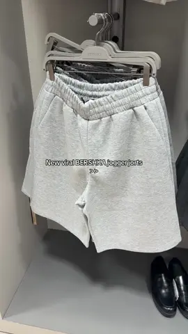 Nuevos jorts de chándal grises virales en Bershka | #bershka #jogger #jorts #grey #outfitideas #outfitinspo #TikTokFashion #menfashion #fashion #menstyle #menshorts #shorts #streetwear #menstreetwear #Summer #fyp #parati #numeris @Numeris 