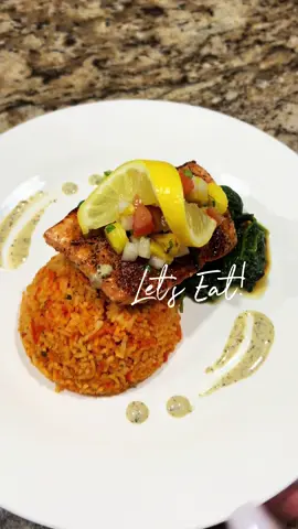 Who says clean eating had to be boring.. salmon 2 ways both with a cilantro lime Spanish rice, 1 with sauté spinach topped with a pineapple salsa. Salmon tacos for the other still with the pineapple salsa drizzled in a jalapeño ranch sauce. This only took me 25 minutes to make and some scraps that was already in the fridge.