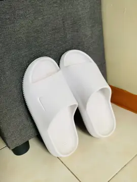 Available all size #affiliatemarketing #slippers #tiktoktrending #creatorsearchinsights 