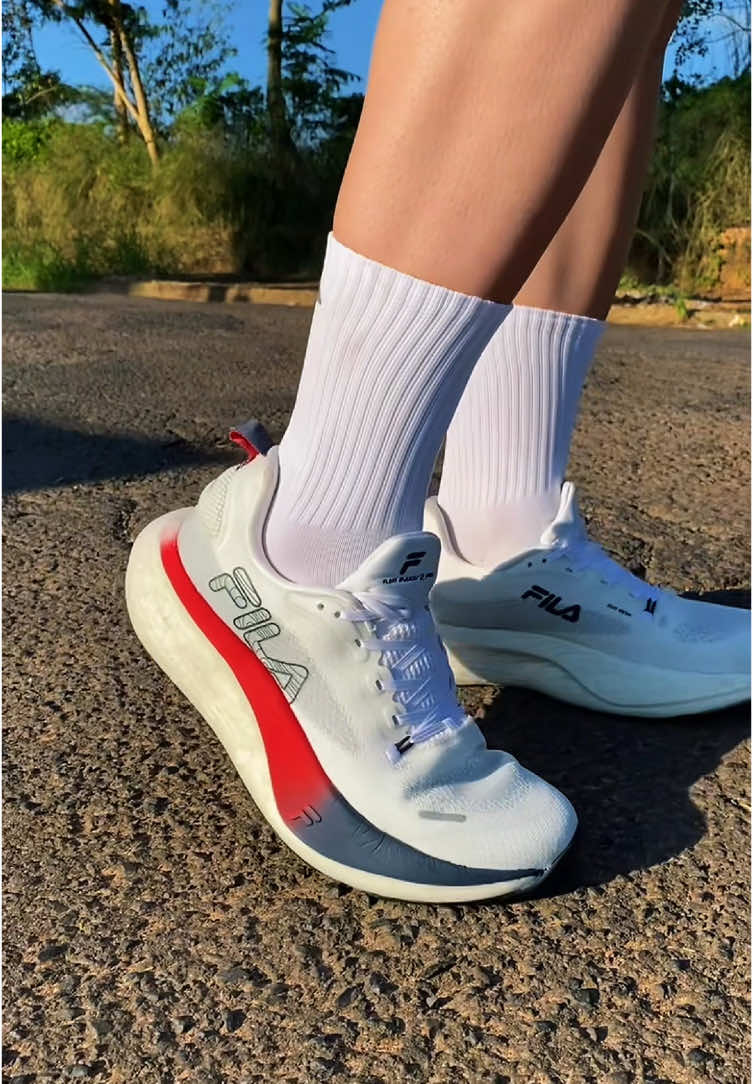O Fila Float Maxxi 2 Pro foi desenvolvido para atletas intermediários e avançados que encaram desafios como meias maratonas, maratonas, ultramaratonas e longões de treino. Ele é a escolha certa para quem busca amortecimento extremo, conforto superior e propulsão eficiente, garantindo performance e proteção em corridas de longa distância. Com sua placa de carbono, o Float Maxxi 2 Pro oferece máxima propulsão e eficiência a cada passada. O Maxxi amortecimento protege as articulações, enquanto o conforto permanece mesmo nos treinos mais intensos. Estabilidade, suporte e um design que resgata o verdadeiro espírito da corrida FILA completam essa experiência. Chegou a hora de correr mais longe com o Fila Float Maxxi 2 Pro! Venha para a Shoestime: R. João Bohac, 138 - Jardim Rio 400, Pres. Prudente - SP.