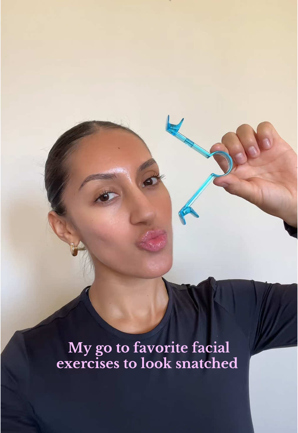 It’s amazing how just one minute of these exercises every day has completely transformed my face. Do it now!! Btw I’m using the BLAfit 😍 #faceyoga #facialfitness #faceworkout #blafit #lipplumper 
