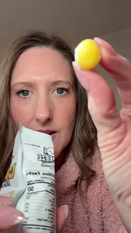 Did NOT expect that! These Lemon Crunch Candeeze are 🔥🔥🔥 #candeeze #candeezeco #lemoncrunch #candy #freezedriedcandy 