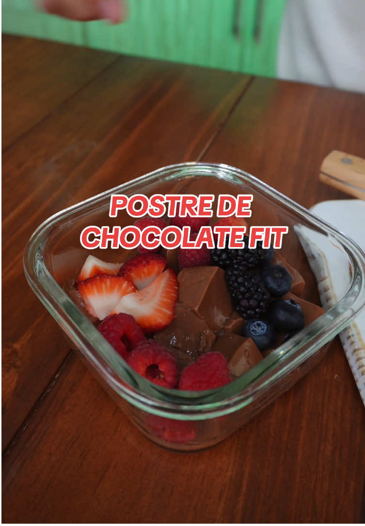 Te tenemos un postre saludable y muy fit 💪: POSTRE DE CHOCOLATE FIT, un pastel de chocolate sano y tan lleno de sabor que olvidarás que estás a dieta. 🤭🍫 INGREDIENTES: 2 Tazas de Alimento Líquido de Almendras NATURE´S HEART®️ Sin azúcar 1 Sobre de grenetina (7 g c/u), hidratada en ½ taza de agua y disuelta a baño María 5 Cucharadas de Cacao en Polvo NATURE´S HEART®️ 1 Taza de frutos rojos 3 Hojas de menta, desinfectadas ¡Consiéntete mientras cuidas lo que comes! Síguenos para más recetas saludables. 👉 #chocolate #postre #recipes #Receta #fodtok #tiktokfood #cocina #desserts #antojo #rico #healthyrecipes #healthydesserts #chocolate #pasteldechocolate