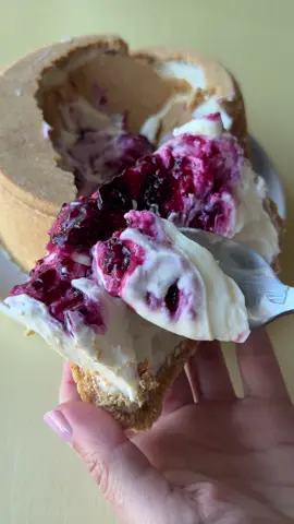 Cheesecake invertido sin horno 😏👌🏻 Me crucé con el video de @ y claramente tuve que hacerlo 🥄  Les dejo la receta que arme siguiendo la idea del video original 🙌🏻 Base: Galletitas de vainilla 200 gr  Manteca derretida 90 gr Relleno: Queso crema duro 250 gr(que en la lista de ingredientes del paquete lo primero que diga sea: queso) Queso crema de los que son bien cremosos 150 gr (tienen más crema y leche que queso) Crema de leche 100 ml Azúcar 110 gr Ralladura de 1/2 naranja  Mermelada: Frutos rojos 200 gr Azúcar 100 gr Háganlo y me cuentan 😘🫡 #cheesecake #nycheesecake 