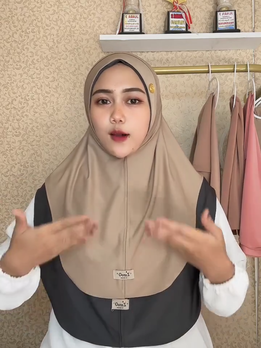 warna abu tua ukuran M .. warna mocca ukuran S  #wiwinwiizha #zanoo #marissa #hijabmarissa #tiktoklive #livehighlights  #hijabmarissa 