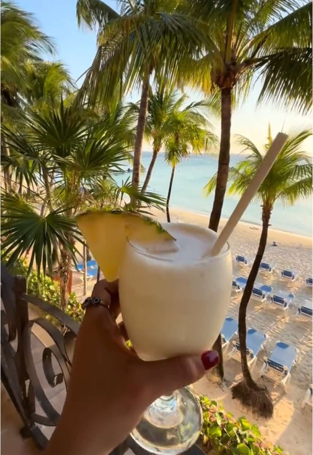 You deserve to wake up to this view and a piña colada in hand.🌞🍍 . . Mereces despertar con esta vista y una piña colada en la mano.🌞🍍 #mayanprincess #iloveroa #gomayan 
