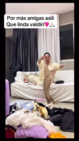 La jesuu recibe vestido de la valdiri #lacasadelosfamososcol #rcn #viralvideos #lajesuu #andreavaldiri #valdiri #lcdf #lacasadelosfamososcolombia #viralditiktok #13paisesdelatinoamerica #tiktokindia #seguidores #allstars 