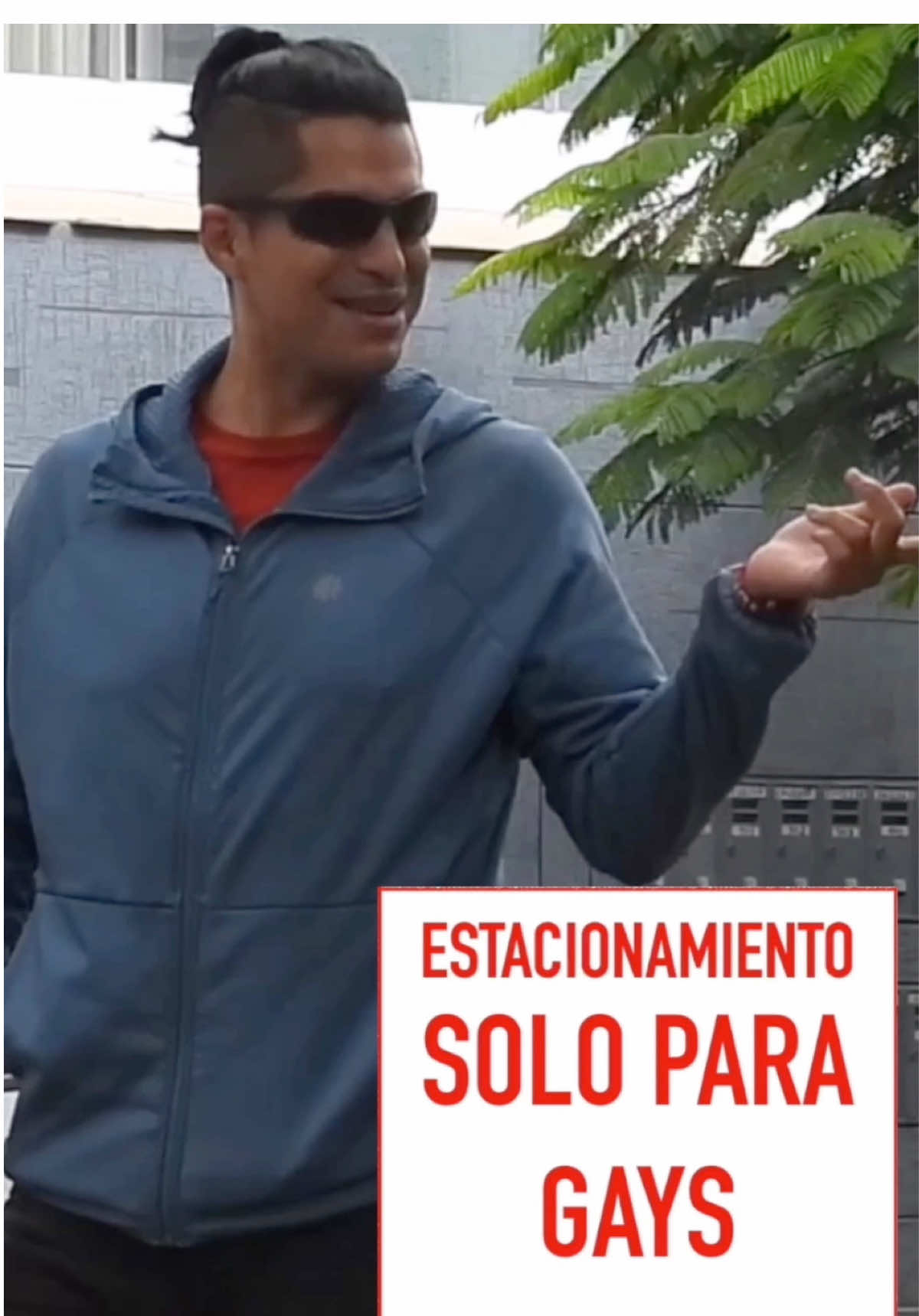 Estacionamiento solo para GAYS! (Video completo en YT con el mismo título) #bromas #comedia #carros 