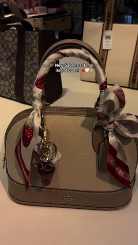 A great choice to have a neutral bag and a pop of color from the new fruit collection!!!! 🥰🍓✨🤍 #coach #fypシ #coachoutlet #coachbag #fruit #coachny 