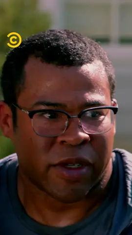 O privilégio aqui é ser ignorado até pelo apocalipse. Zumbi racista? Que pena, vou viver pra contar a história. 😎🧟‍♂️Vantagens de ser esquecido pela sociedade (e pelos zumbis) #KeyeePeele