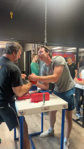Aller mon garçon donne tout tu vas vaincre le roi du bras de fer @Devon Larratt @Frédérik Breton  #armwrestling #fun #motivation 