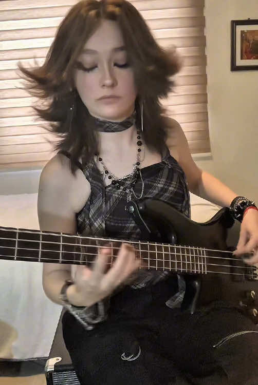 ITSSS BUGGING MEEE 🗣️🗣️ ig: adubasss #muse #hysteria #fyp #bass 