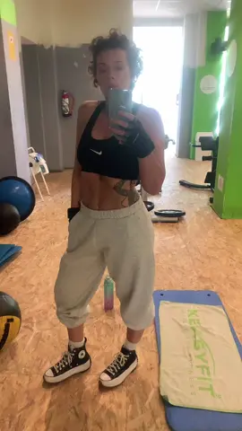 Postureo de la semana 😂😂😂#soltera #parati #fyp #mujer #masde40 #tattogirl #tattoo #gym #gymgirls #inked #diasdegym #feliz 