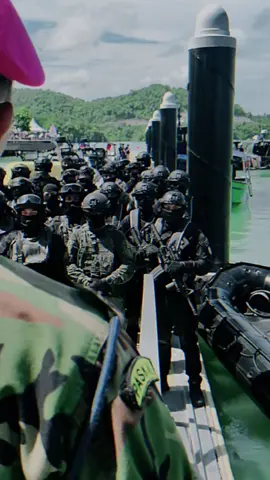 Aku rela menjadi hujan agar kamu tetap menjadi pelangi.