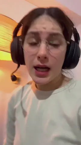 Porque será que a todos mis alumnos B1,B2,C1 y me atrevo a decir C2 les falta fluidez???  Mi respuesta es porque no han estudiado pronunciación y ahora no saben unir palabras 😔  #pronunciacion #americanpronunciation #parati #english #comopronunciareningles #pronunciationteacher #storytime 