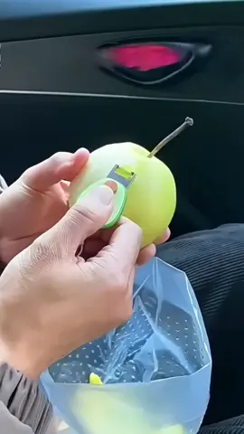 Một chiếc dụng cụ gọt vỏ cầm tay dễ thương, chỉ bằng kích thước móng tay, nó gọt trái cây nhanh chóng và mỏng, vì vậy bạn có thể ăn trái cây mọi lúc mọi nơi#daogotvomini #tienich #giadungnhabep #thietthuc #xuhuong 