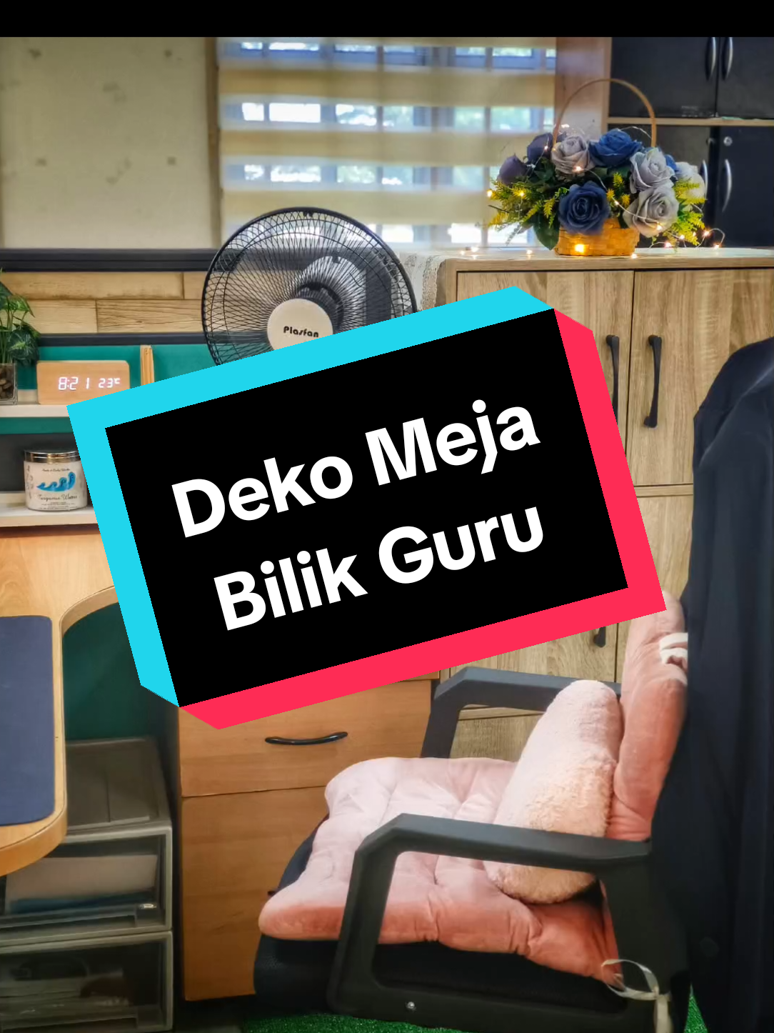 Meja di bilik guru pun kita deko semampunya. Tema 'Cantik Di Mata, Tenang Di Jiwa'. 🥰