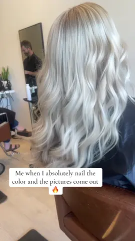The lighting 👌🏻 the color 👌🏻 the slow mo 👌🏻 platinum queeeen #cltblonde #clthairstylist #platinumblondehair #blondeinspo 