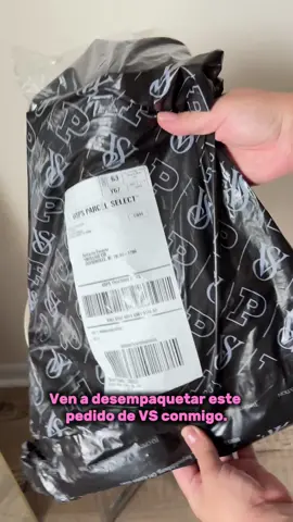 Me estoy volviendo experta en oferta 🤭 y me encantaaaan, descarguen la app de VS registrense y van sumando puntos y tienen accesos a ofertas @Victoria’s Secret #salevictoriassecret #ofertasenvictoriasrcret #victoriassecret #pink #mamaenusa #unachilenaenusa #unachilenamaseneeuu 
