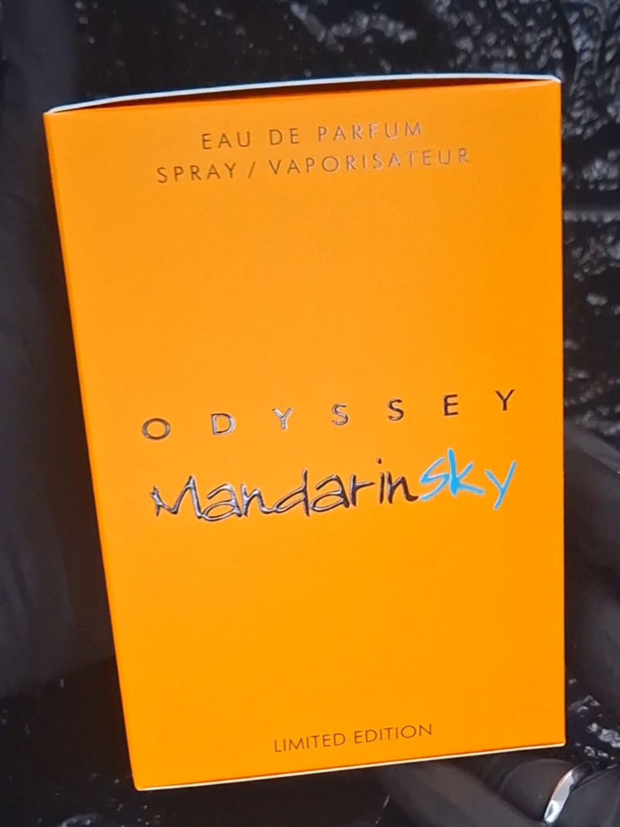 🍊🍊🍊 Odyssey Mandarin Sky de Armaf es una fragancia de la familia olfativa para Hombres. Esta fragancia es nueva. Odyssey Mandarin Sky se lanzó en 2023. Las Notas de Salida son mandarina, naranja, azafrán y salvia; las Notas de Corazón son caramelo, haba tonka y cempasúchil (tagete, clavelón); las Notas de Fondo son ambroxan, cedro y vetiver. #perfumesarabes 