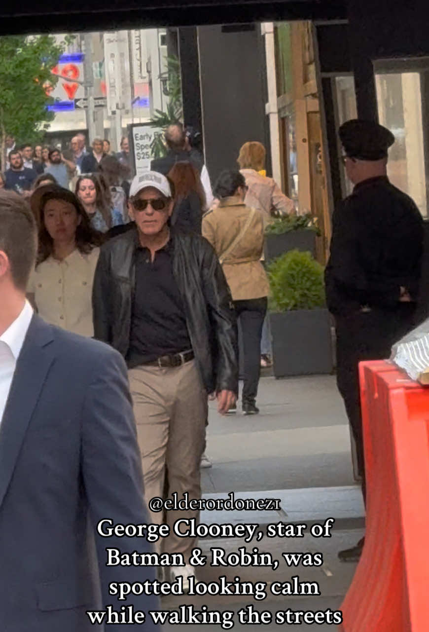 George Clooney, star of Batman & Robin, was spotted looking calm while walking the streets of New York City (🎥) @elderordonez1 #juliaroberts #georgeclooney  #bradleycooper #jenniferlopez #blakelively #ryanreynolds #bradpitt #Love #newyork #awesome #benaffleck #pretty #beautiful #happy  #justinbieber #haileybieber #kimkardashian #kyliejenner  #newyork #selenagomez #taylorswift #fun #baseball